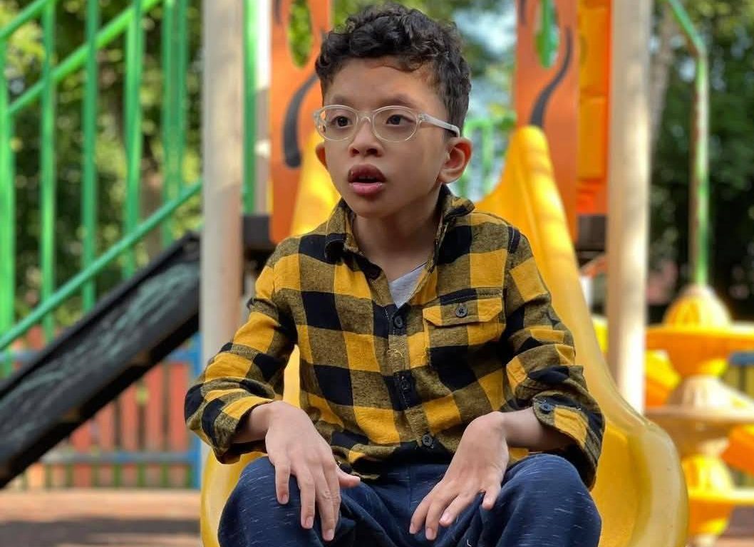 Leon – povestea unui copil care ne învață ce înseamnă speranța! Fundația DMS – un partener în această luptă, cu o sponsorizare de 100.000 lei.